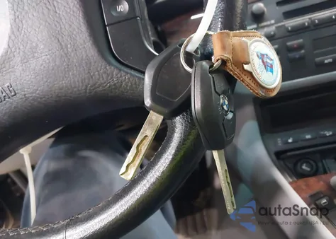 2004 BMW 325Xi Xi z USA, uszkodzony, nr VIN WBAEU33404PM61431